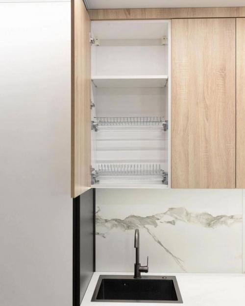 Эффектная кухня. С помощью сочетания сочных оттенков удалось создать светлое и гармоничное пространство. 04