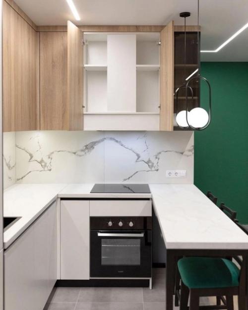 Эффектная кухня. С помощью сочетания сочных оттенков удалось создать светлое и гармоничное пространство. 01