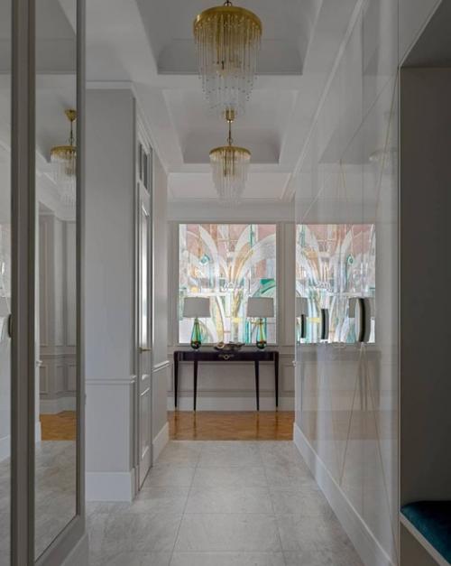 Интересное дизайнерское решение: двусторонний витраж в коридоре и кухне. 01