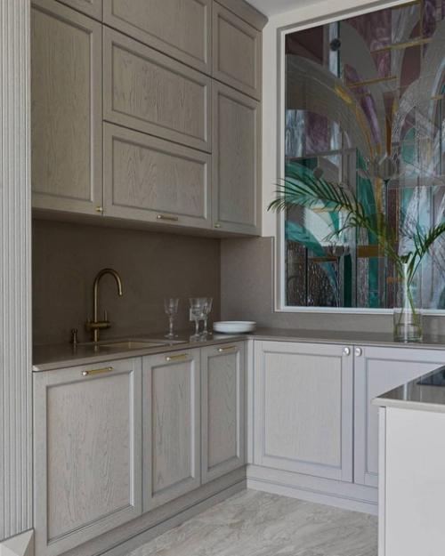 Интересное дизайнерское решение: двусторонний витраж в коридоре и кухне. 03