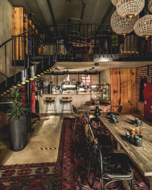 Вспышка - это кофейня в Москве в стиле лофт с антресолью. 02