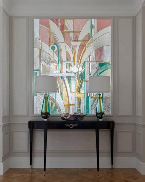 Интересное дизайнерское решение: двусторонний витраж в коридоре и кухне.