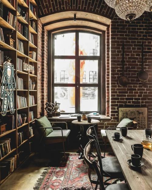 Вспышка - это кофейня в Москве в стиле лофт с антресолью. 01