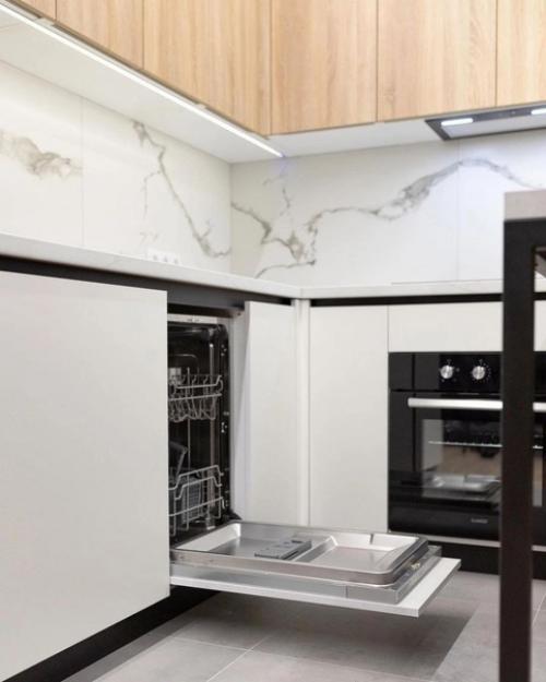 Эффектная кухня. С помощью сочетания сочных оттенков удалось создать светлое и гармоничное пространство. 03