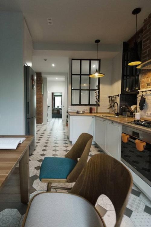 Как с помощью стеклянных перегородок и зеркал можно визуально расширить пространство и добавить естественного освещения.