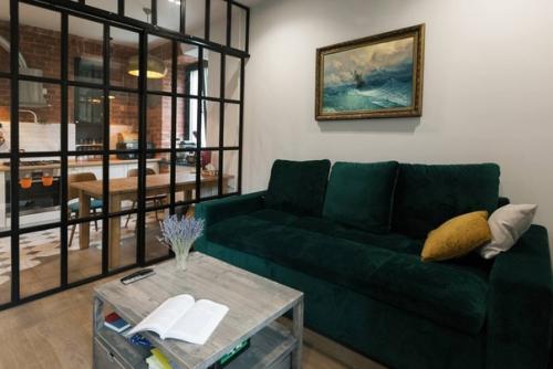 Как с помощью стеклянных перегородок и зеркал можно визуально расширить пространство и добавить естественного освещения. 03