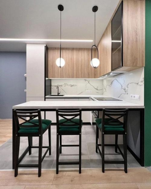 Эффектная кухня. С помощью сочетания сочных оттенков удалось создать светлое и гармоничное пространство. 02