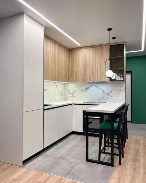 Эффектная кухня. С помощью сочетания сочных оттенков удалось создать светлое и гармоничное пространство.