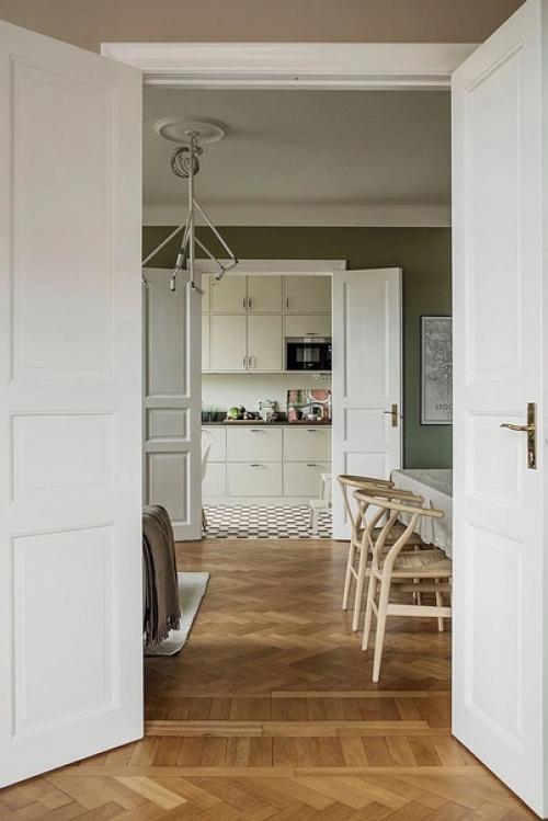 Еловый, приглушенный терракотовый и умиротворяющие оттенки бежевого гармонично сочетаются в интерьере этой двухкомнатной квартиры. 04