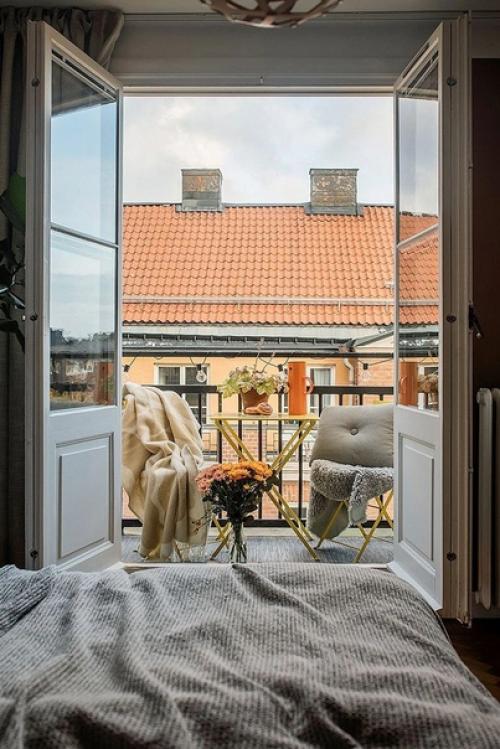 Еловый, приглушенный терракотовый и умиротворяющие оттенки бежевого гармонично сочетаются в интерьере этой двухкомнатной квартиры. 07