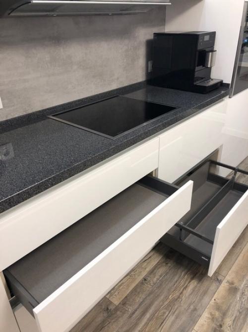 Я из тех людей, которые всегда думают, что кухню нужно побольше и шкафчиков побольше. 02