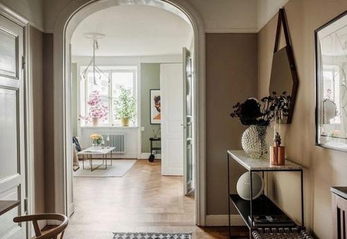 Еловый, приглушенный терракотовый и умиротворяющие оттенки бежевого гармонично сочетаются в интерьере этой двухкомнатной квартиры. 02