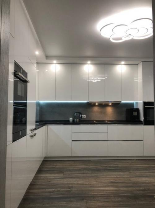 Я из тех людей, которые всегда думают, что кухню нужно побольше и шкафчиков побольше. 01