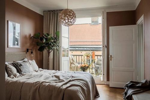 Еловый, приглушенный терракотовый и умиротворяющие оттенки бежевого гармонично сочетаются в интерьере этой двухкомнатной квартиры. 06