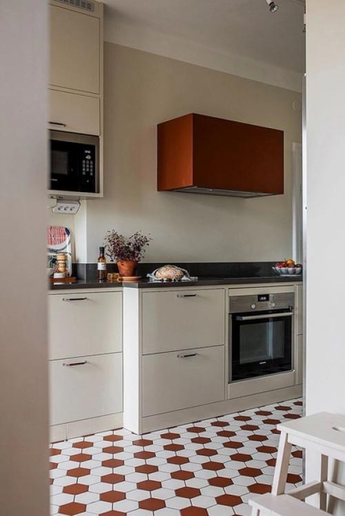 Еловый, приглушенный терракотовый и умиротворяющие оттенки бежевого гармонично сочетаются в интерьере этой двухкомнатной квартиры. 05