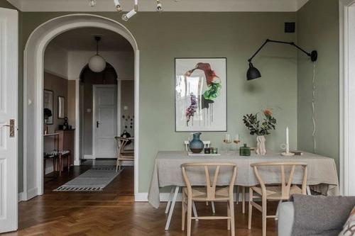 Еловый, приглушенный терракотовый и умиротворяющие оттенки бежевого гармонично сочетаются в интерьере этой двухкомнатной квартиры. 01