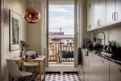 Еловый, приглушенный терракотовый и умиротворяющие оттенки бежевого гармонично сочетаются в интерьере этой двухкомнатной квартиры. 03