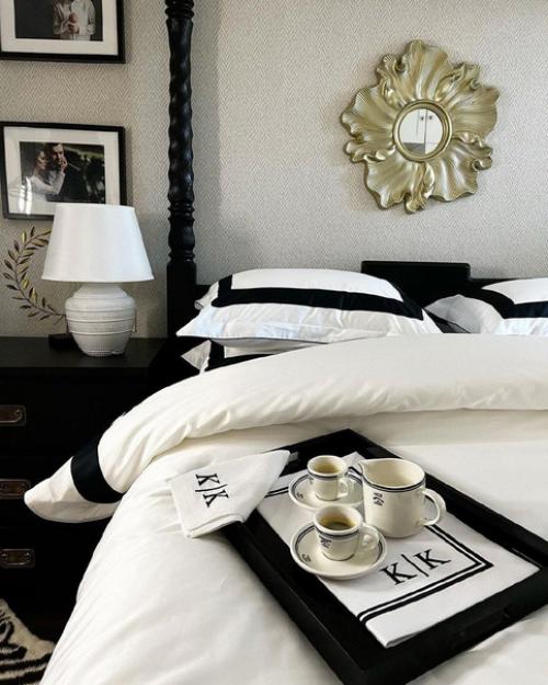 Спальня в черно-белых тонах для любого пола и возраста подойдет. 04