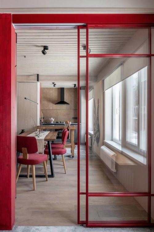 Атмосферная кухня в бревенчатом доме, вдохновленном русским авангардом. 03