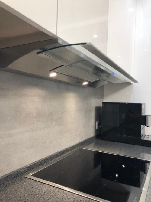 Красавцы) но!  Сейчас начнётся, кухня слишком белая, вытяжка стеклянная. 03