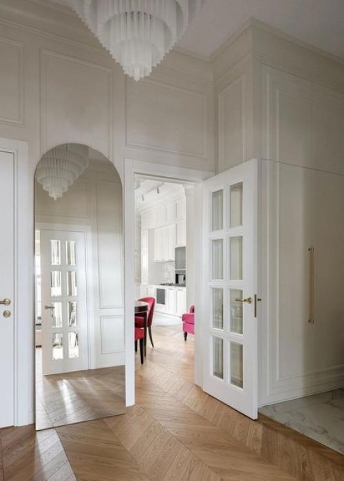 Элегантный интерьер, который гармонично сочетается с декоративной отделкой бывшего доходного дома и погружает в атмосферу старой Москвы. 08