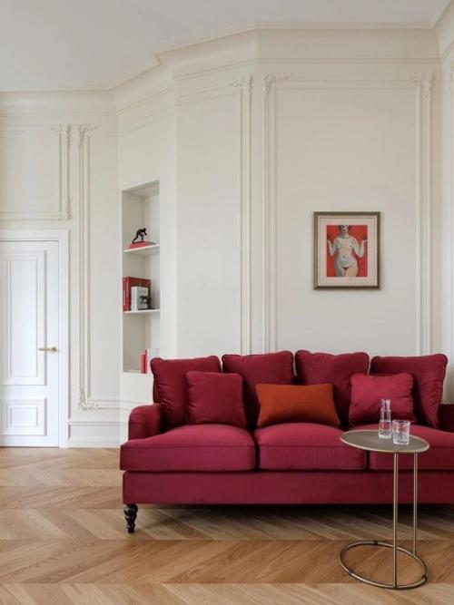 Элегантный интерьер, который гармонично сочетается с декоративной отделкой бывшего доходного дома и погружает в атмосферу старой Москвы. 02