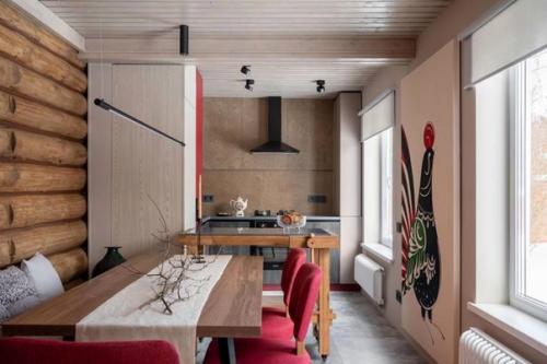 Атмосферная кухня в бревенчатом доме, вдохновленном русским авангардом. 04