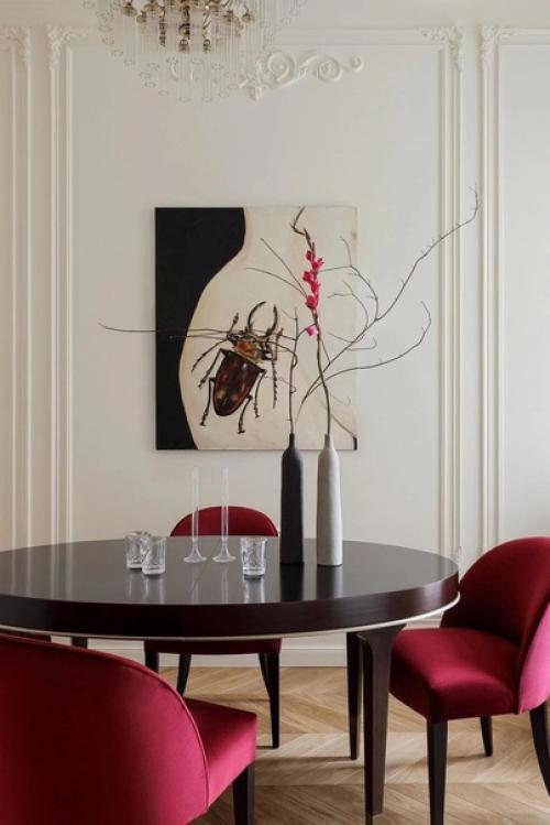 Элегантный интерьер, который гармонично сочетается с декоративной отделкой бывшего доходного дома и погружает в атмосферу старой Москвы. 03