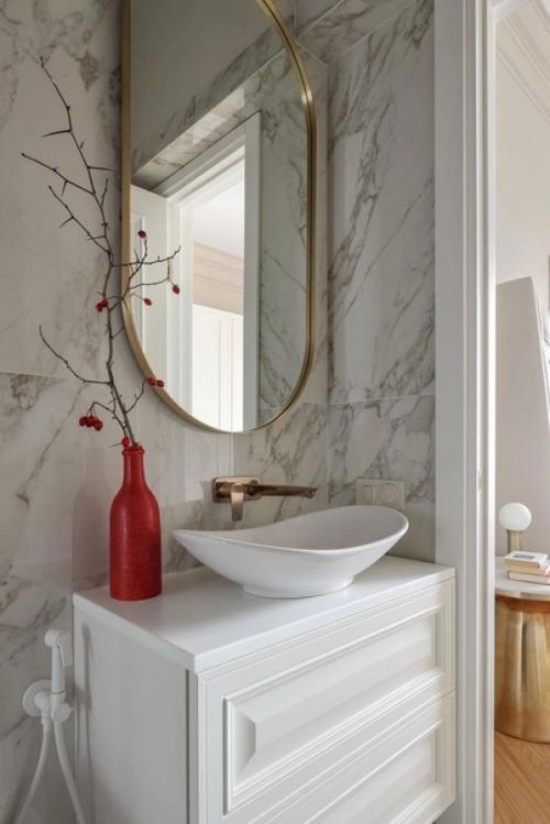 Элегантный интерьер, который гармонично сочетается с декоративной отделкой бывшего доходного дома и погружает в атмосферу старой Москвы. 07