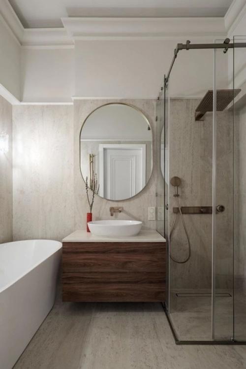 Элегантный интерьер, который гармонично сочетается с декоративной отделкой бывшего доходного дома и погружает в атмосферу старой Москвы. 06