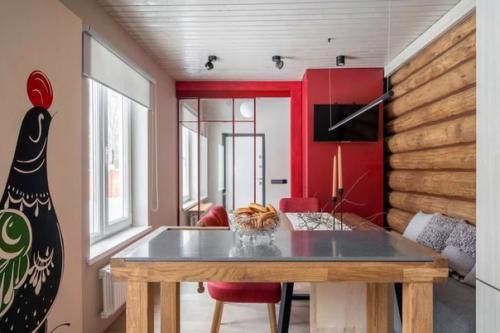 Атмосферная кухня в бревенчатом доме, вдохновленном русским авангардом. 05