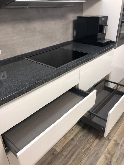 Красавцы) но!  Сейчас начнётся, кухня слишком белая, вытяжка стеклянная. 02