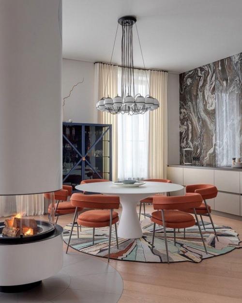 Светлая, солнечная и просторная, с возможностью спроектировать камин. 
