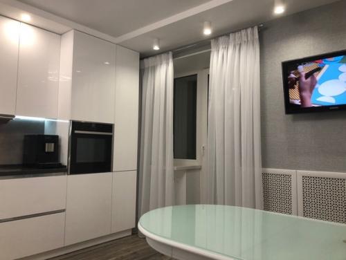 Красавцы) но!  Сейчас начнётся, кухня слишком белая, вытяжка стеклянная.