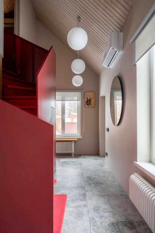 Атмосферная кухня в бревенчатом доме, вдохновленном русским авангардом. 02