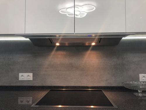 Красавцы) но!  Сейчас начнётся, кухня слишком белая, вытяжка стеклянная. 05