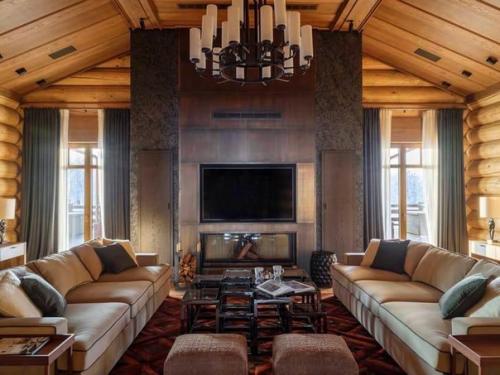 Интерьер бревенчатого дома с акцентом на природные фактуры. 03