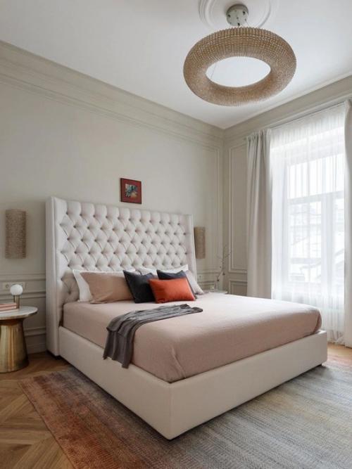 Элегантный интерьер, который гармонично сочетается с декоративной отделкой бывшего доходного дома и погружает в атмосферу старой Москвы. 05