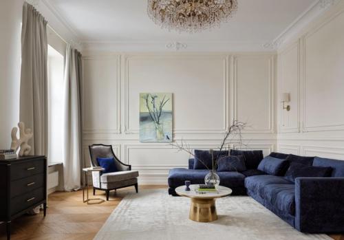 Элегантный интерьер, который гармонично сочетается с декоративной отделкой бывшего доходного дома и погружает в атмосферу старой Москвы. 04