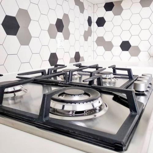 Нeдавно мастeра устaновили кyхню! 04