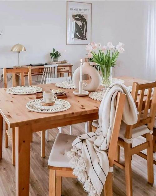 Светлый интерьер домика с очень уютным декором. 02