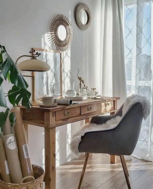 Светлый интерьер домика с очень уютным декором. 01