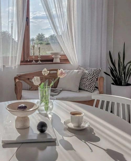 Светлый интерьер домика с очень уютным декором. 06