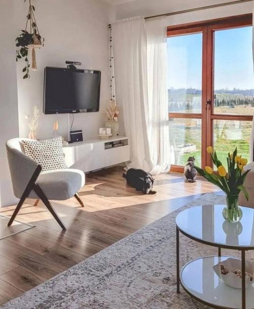 Светлый интерьер домика с очень уютным декором. 03