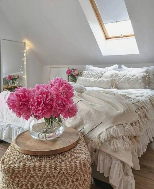 Светлый интерьер домика с очень уютным декором. 05