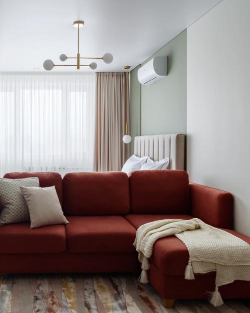 В этой квартире невозможно грустить - сочетание свежего зелёного и солнечного оранжевого задаёт настроение с первых шагов. 03