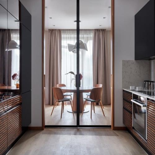 Этот дом словно вдохновлён морем: лаконичный, светлый, функциональный - и в то же время уютный. 04