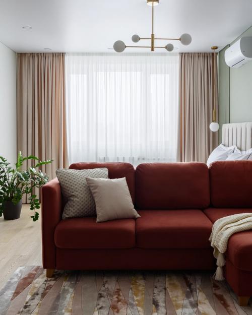 В этой квартире невозможно грустить - сочетание свежего зелёного и солнечного оранжевого задаёт настроение с первых шагов. 04