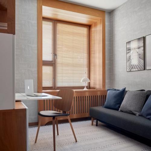 Этот дом словно вдохновлён морем: лаконичный, светлый, функциональный - и в то же время уютный. 01