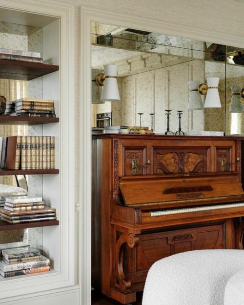 Интерьер глубоко индивидуален и наполнен искусством и акцентными винтажными предметами, которые отражают характеры своих владельцев. 02